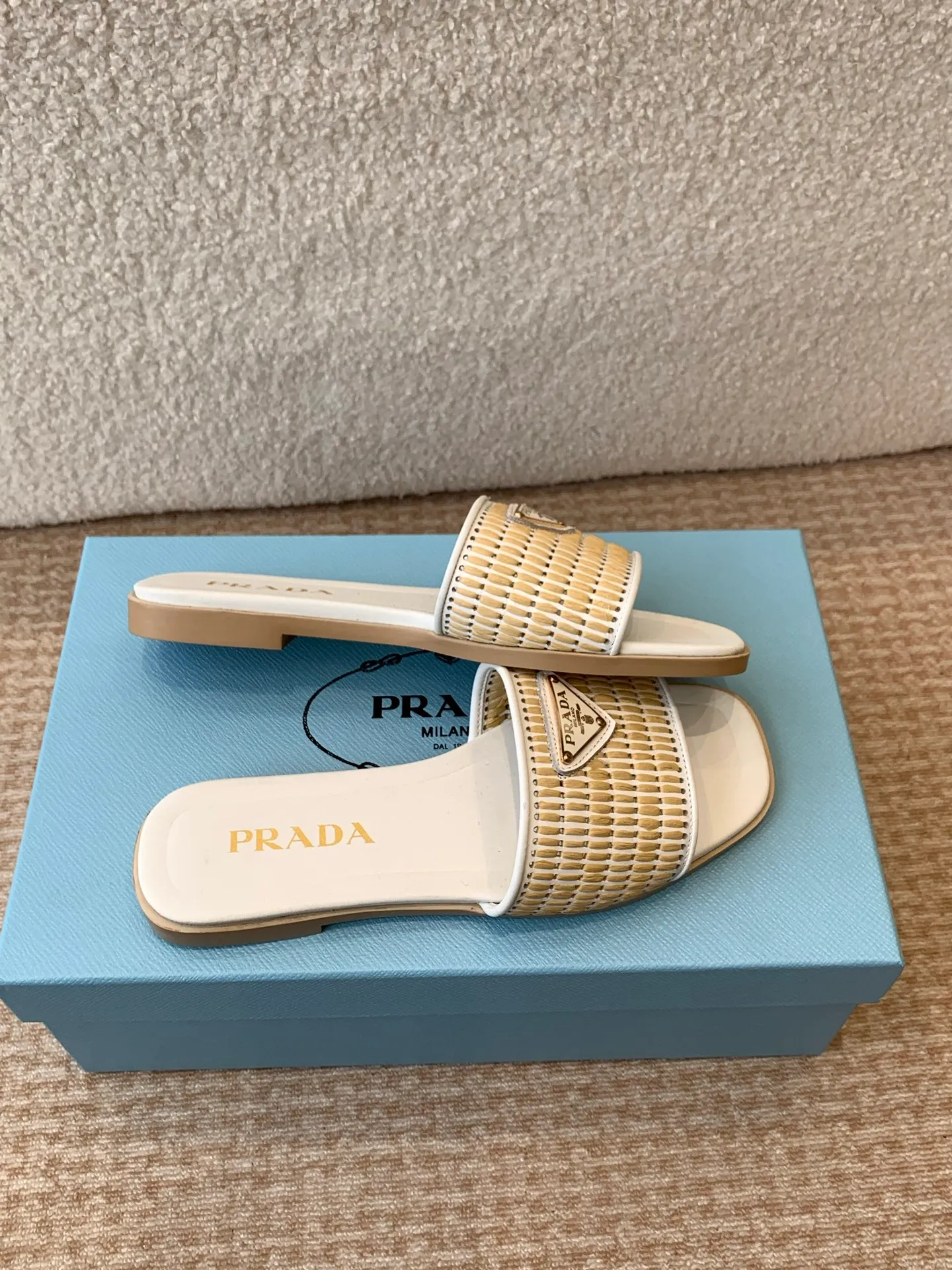 👟👟Ex-factory price 420👟👟 Prada 25ss new spring and summer Prada woven slippers Modern lines and original architectural volumes define these complex charms. The iconic geometric shape of the Prada triangle inspires the heel design, highlighting the taper and soft curves with a unique modern touch.  Upper: original woven upper, lining cowhide, outsole: Italian genuine leather outsole Size: #35-42 (40, 41, 42 customized, non-refundable)
